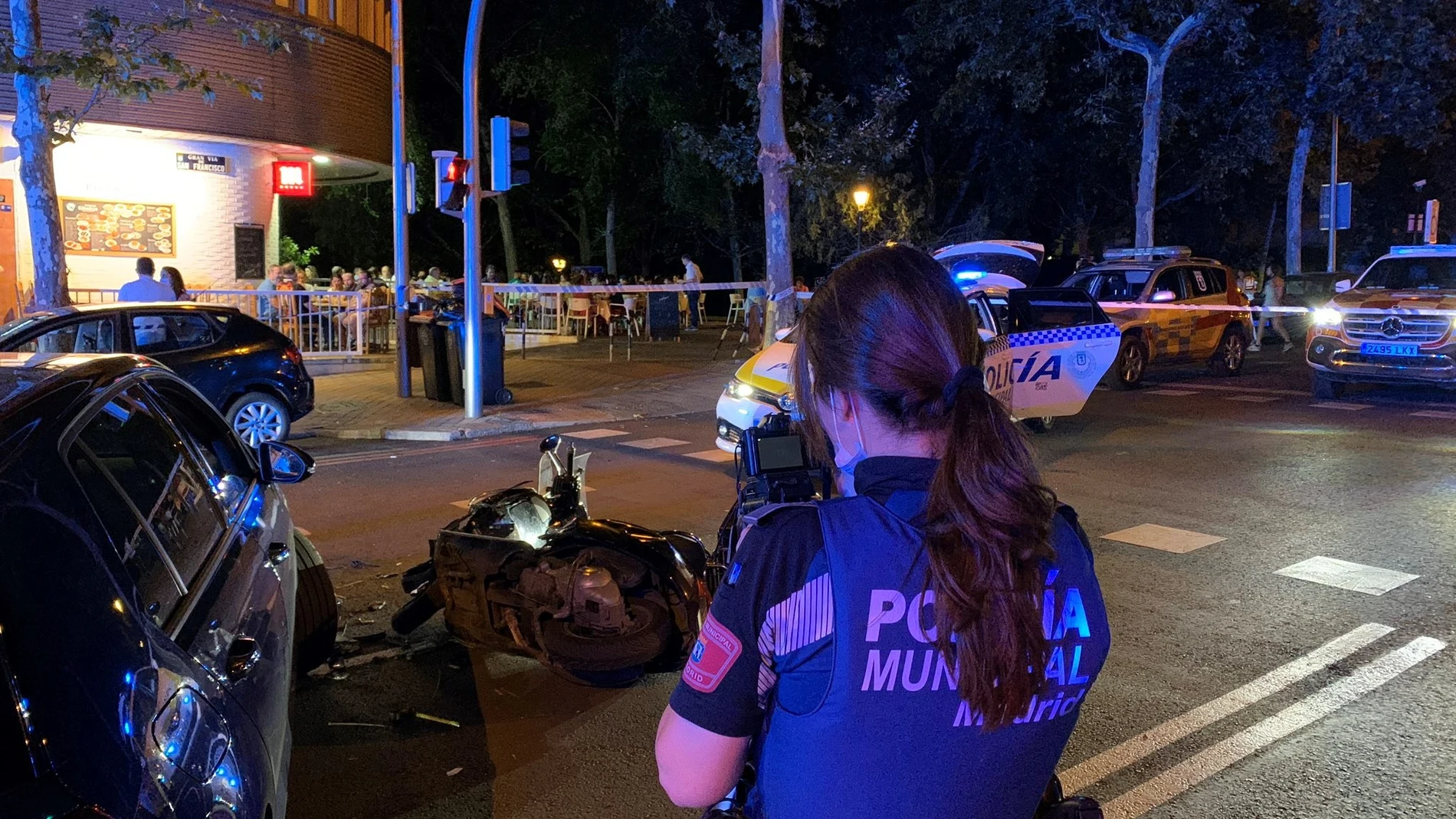 27/06/2021.- Un motorista de 58 años resultó resultado herido de gravedad en la noche del pasado 27 de junio al chocar contra un turismo en la Gran Vía de San Francisco, en el madrileño distrito de Centro.