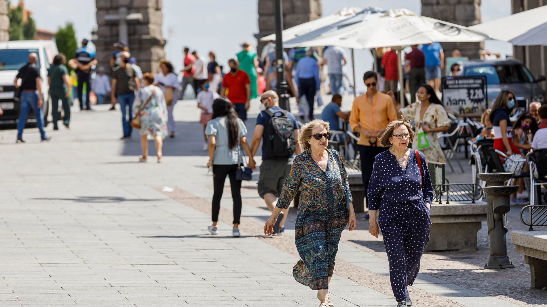 Gente paseando por Segovia