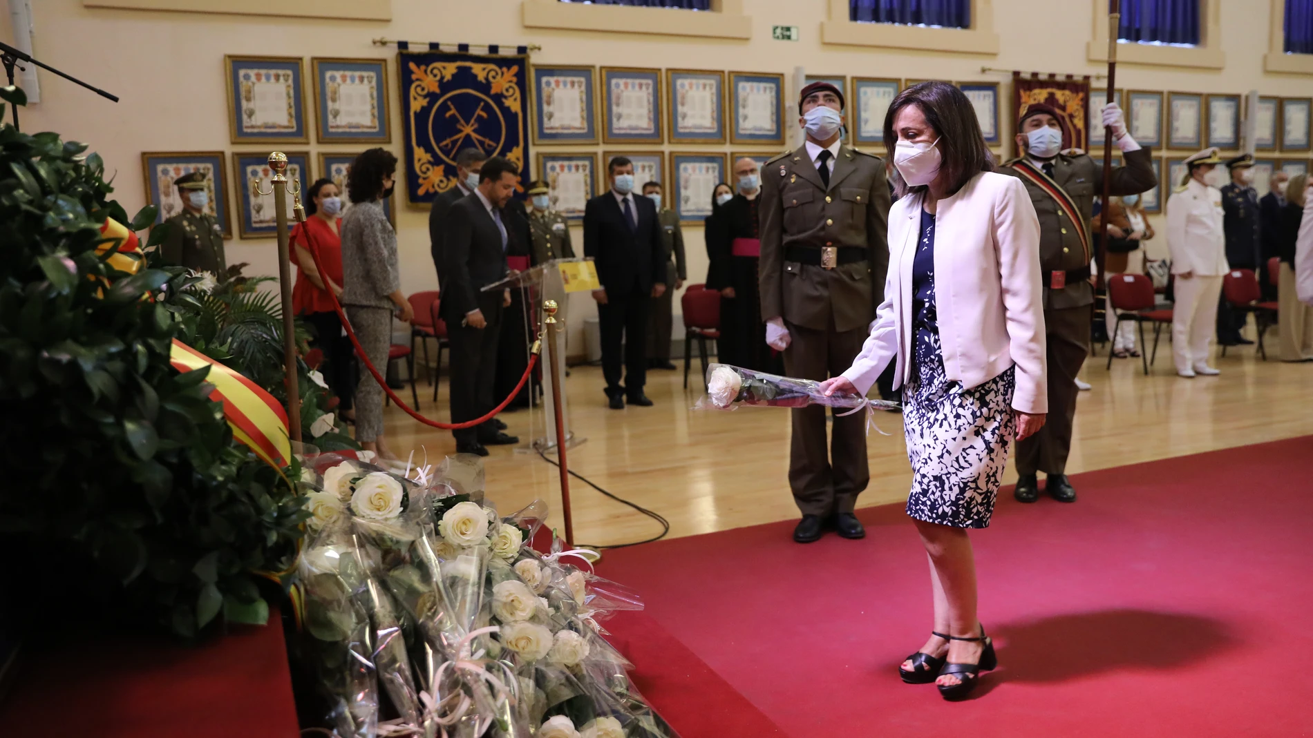 La ministra de Defensa, Margarita Robles, deja una flor en el altar durante un acto de homenaje