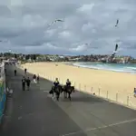 Policía a caballo en Bondi Beach en Sídney, Australia, este 28 de junio