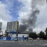 Los servicios de emergencia acuden a la estación de Elephant and Castle donde ha tenido lugar el aparatoso incendio