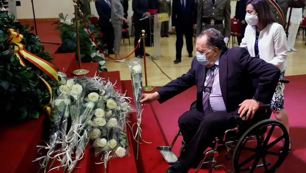 Francisco Cardona, padre de uno de los fallecidos en el accidente del Yak-42, deposita una rosa acompañado por la ministra de Defensa