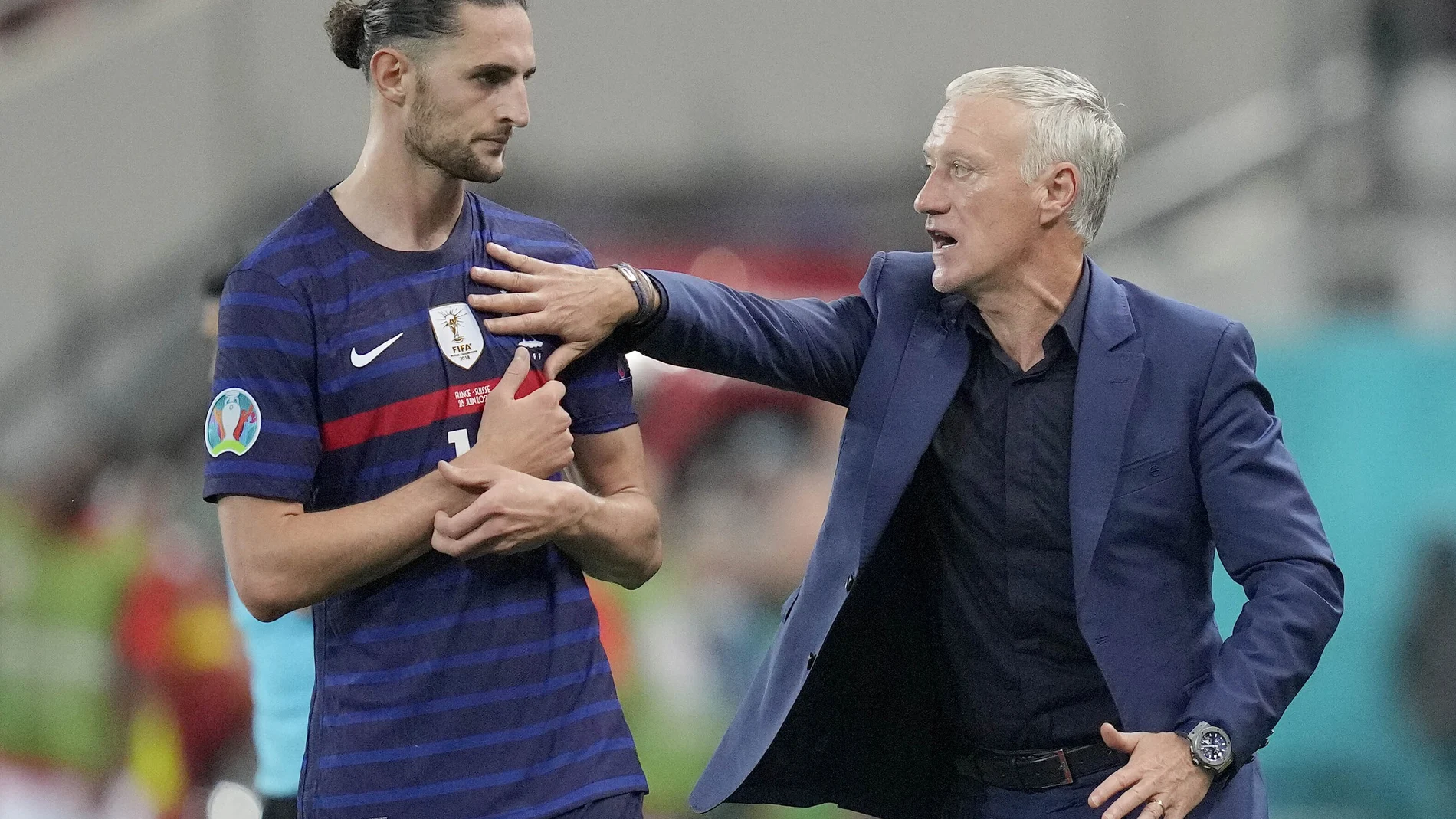 Adrien Rabiot, junto al seleccionador francés Didier Deschamps.