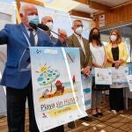 GRAFAND490. LEPE (HUELVA), 28/06/2021.- El consejero de Salud y Familias, Jesús Aguirre (i), en declaraciones a los medios en Huelva ha informado de que la Junta de Andalucía ha decidido aplazar una semana, hasta el próximo 6 de julio, la reunión del Comité Territorial de Alto Impacto en Salud Pública, ya que la evolución de parámetros como la tasa de incidencia o el número de hospitalizados no es la adecuada para relajar las restricciones. EFE/Julián Pérez