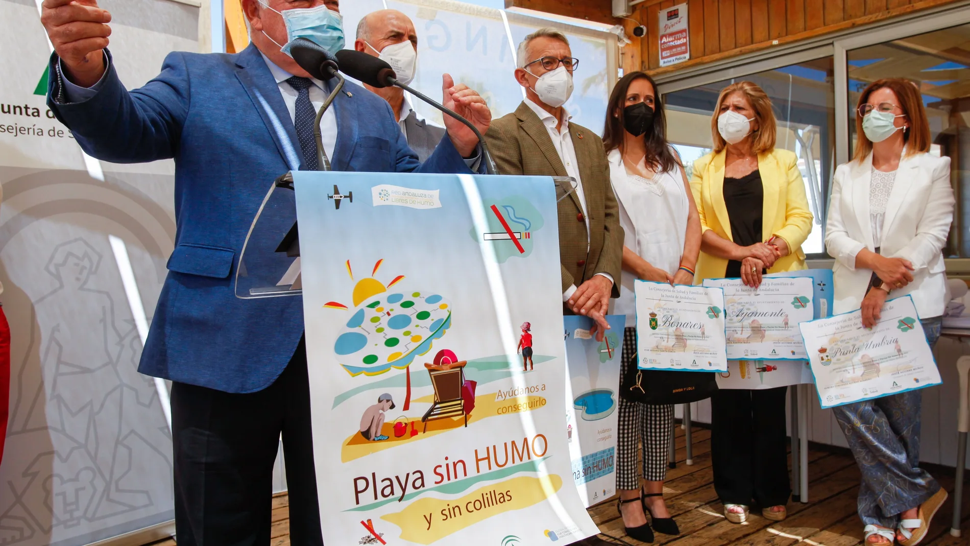 GRAFAND490. LEPE (HUELVA), 28/06/2021.- El consejero de Salud y Familias, Jesús Aguirre (i), en declaraciones a los medios en Huelva ha informado de que la Junta de Andalucía ha decidido aplazar una semana, hasta el próximo 6 de julio, la reunión del Comité Territorial de Alto Impacto en Salud Pública, ya que la evolución de parámetros como la tasa de incidencia o el número de hospitalizados no es la adecuada para relajar las restricciones. EFE/Julián Pérez