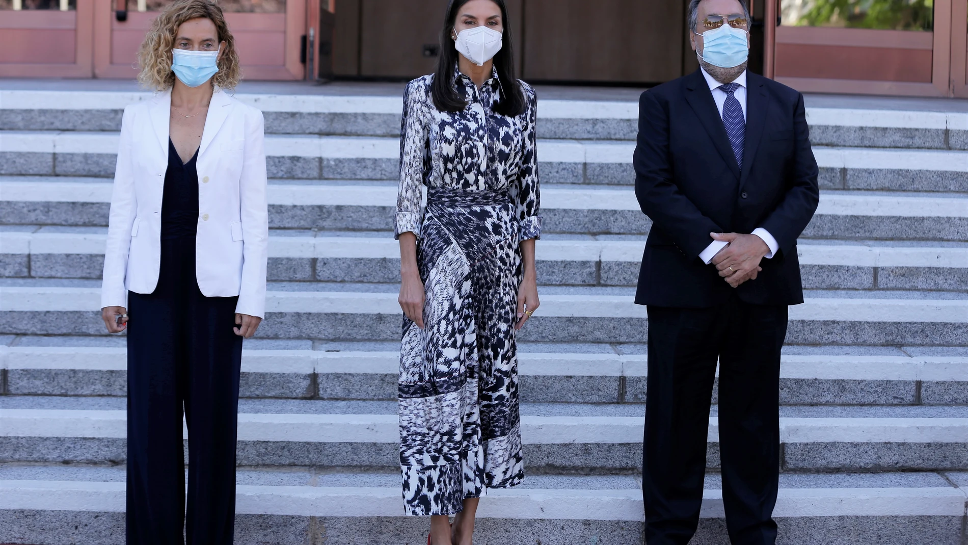 (I-D) La presidenta del Congreso, Meritxell Batet, la Reina Letizia y el presidente de la ONCE, Miguel Carballeda, posan a su llegada al acto de inauguración del “World Blindness Summit Madrid 2021".