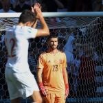 El defesa de España Éric García anima a su compañero Unai Simón tras el 1-0