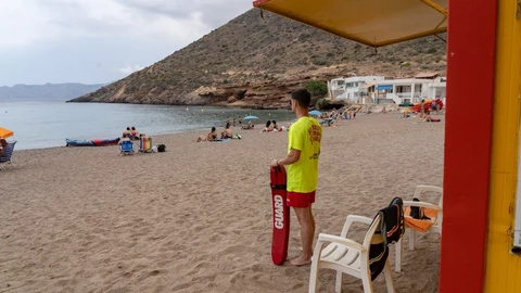 Un socorrista de Protección Civil en una playa de Cartagena