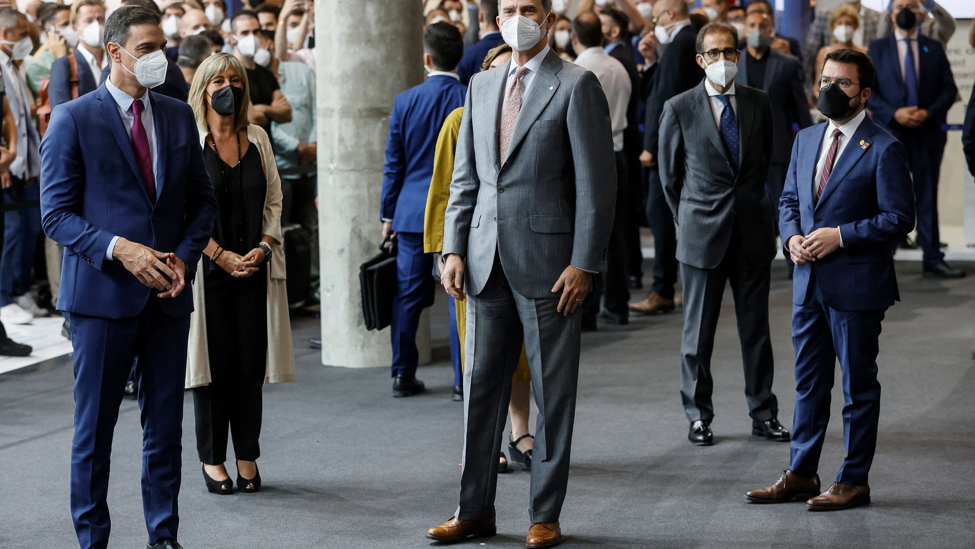 El rey Felipe VI, junto al presidente del Gobierno, Pedro Sánchez, y el presidente de la Generalitat, Pere Aragonès, durante la inauguración oficial del Mobile World Congress