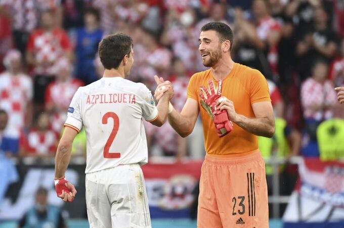 Azpilicueta saluda a Unai Simón tras el pase de España a cuartos de final