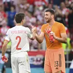 Azpilicueta saluda a Unai Simón tras el pase de España a cuartos de final