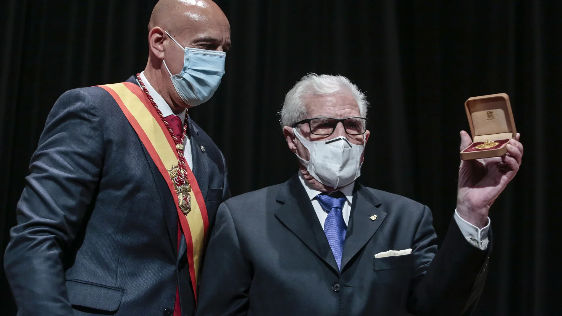 El alcalde de León, José Antonio Diez, entrega la Medalla Oro de la ciudad al empresario Cesáreo González Diez, fundador y presidente de honor de la Fundación Cepa González Diez