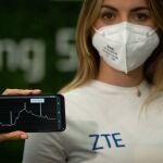Una modelo posa con la camiseta inteligente que la compañía ZTE ha presentado este lunes en el Mobile World Congres