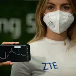 Una modelo posa con la camiseta inteligente que la compañía ZTE ha presentado este lunes en el Mobile World Congres