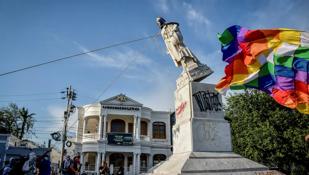 Un grupo de manifestantes derriba una estatua de Colón en Barranquilla, Colombia, en 2020