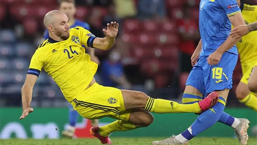 Marcus Danielson golpea en la rodilla a Artem Besedim en el Suecia-Ucrania.