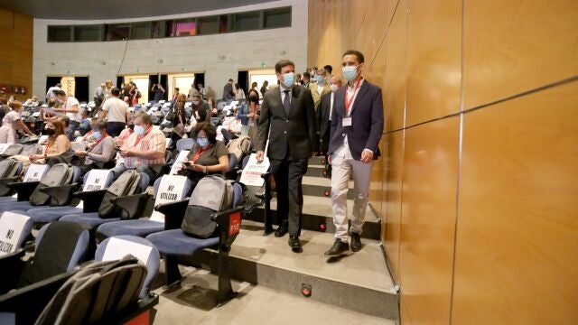 El secretario regional de CCOO y candidato a la reelección, Vicente Andrés, llega al Congreso junto al consejero de Economía y Hacienda, Carlos Fernández Carriedo