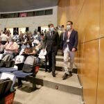 El secretario regional de CCOO y candidato a la reelección, Vicente Andrés, llega al Congreso junto al consejero de Economía y Hacienda, Carlos Fernández Carriedo