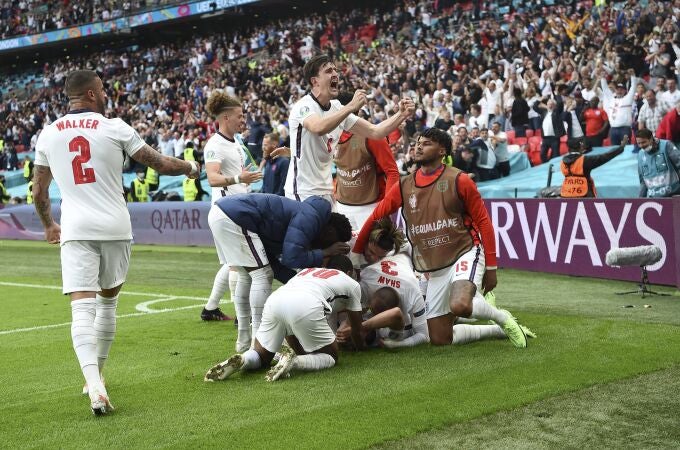 Los jugadores de Inglaterra celebran su victoria ante Alemania