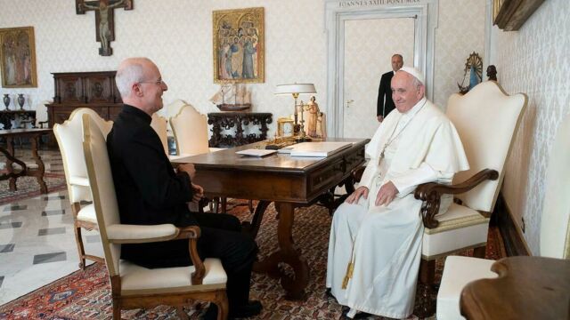 El Papa Francisco y el sacerdote James Martin durante una reunión privada en el Vaticano en 2019