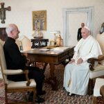 El Papa Francisco y el sacerdote James Martin durante una reunión privada en el Vaticano en 2019
