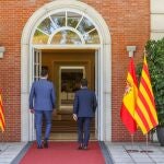 El presidente del Gobierno, Pedro Sánchez (i), recibe en el Palacio de la Moncloa al president de la Generalitat de Catalunya, Pere Aragonès, a 29 de junio de 2021, en Madrid (España).