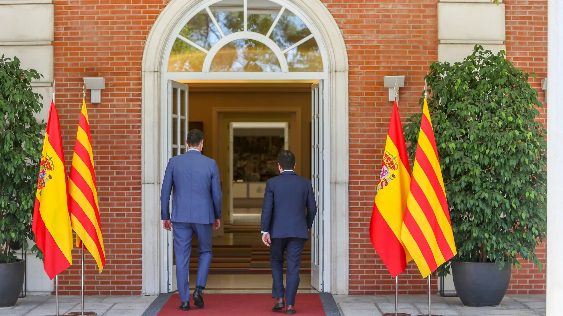 El presidente del Gobierno, Pedro Sánchez (i), recibe en el Palacio de la Moncloa al president de la Generalitat de Catalunya, Pere Aragonès, a 29 de junio de 2021, en Madrid (España).
