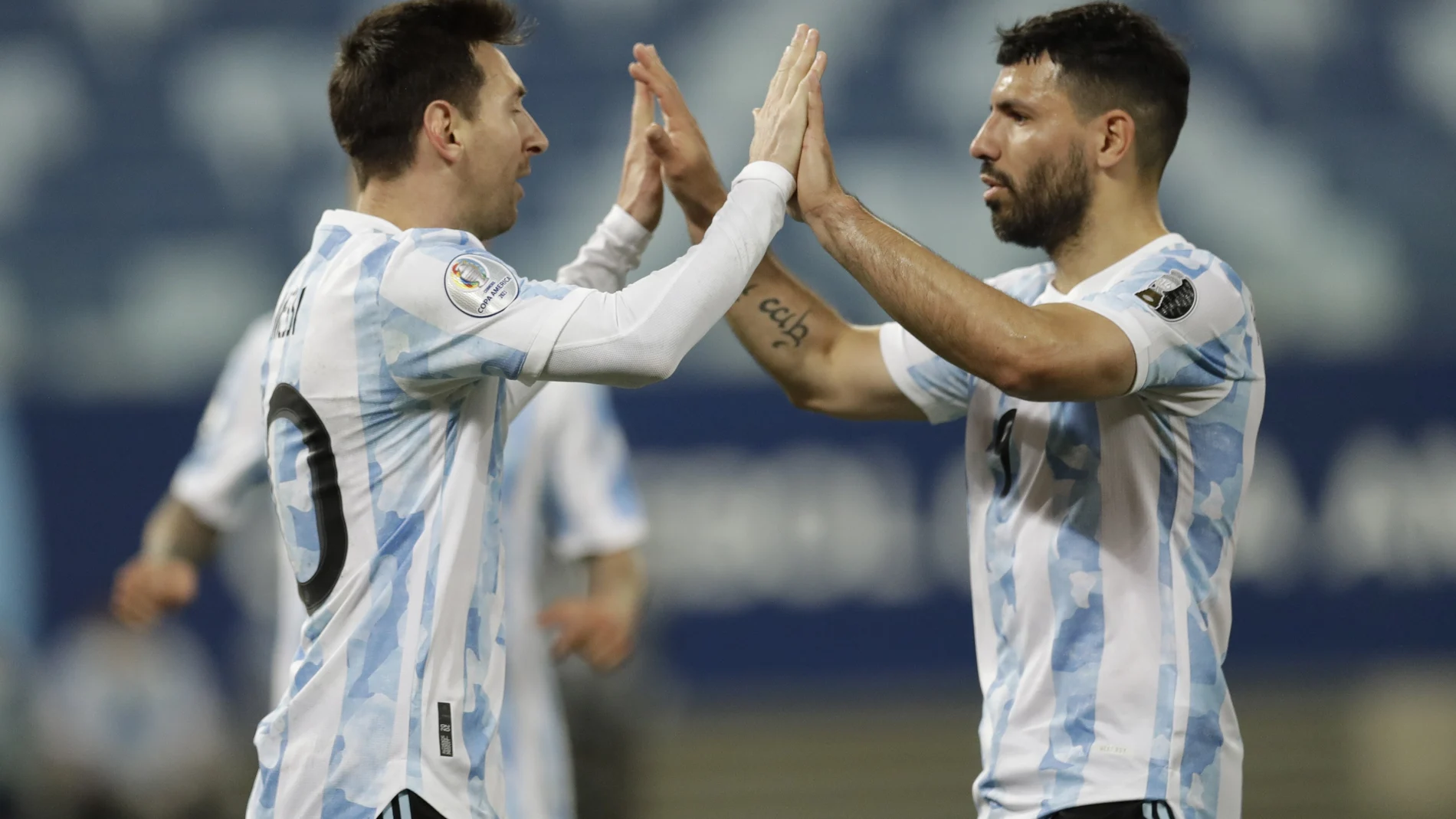 Leo Messi y Sergio Agüero con Argentina. (AP Photo/Bruna Prado)