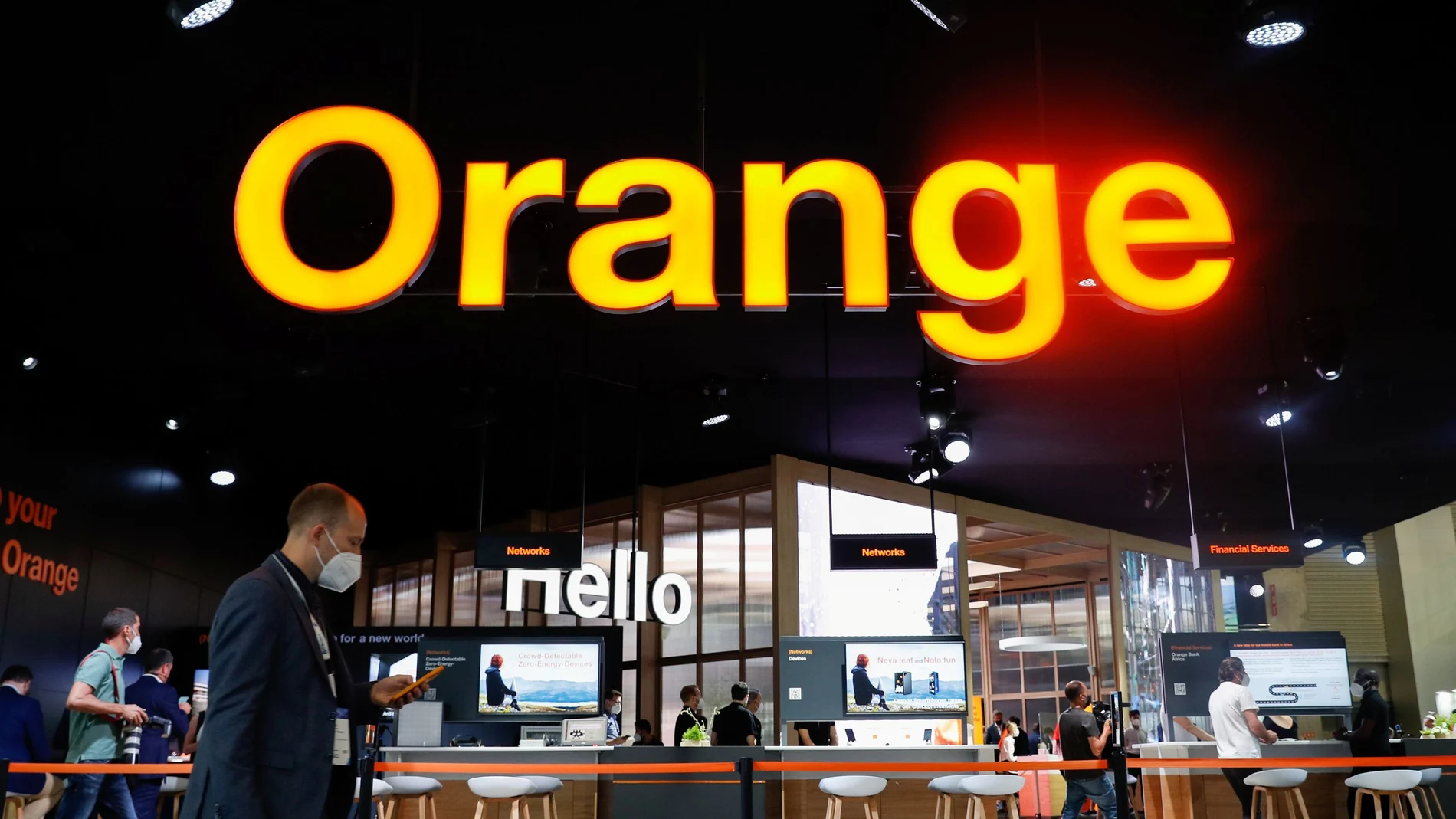 Un hombre pasa por delante del stand de Orange en el Mobile World Congress de Barcelona de este año