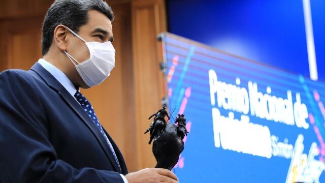 AME8982. CARACAS (VENEZUELA), 28/06/2021.- Fotografía cedida por prensa de Miraflores que muestra al presidente de Venezuela, Nicolás Maduro, mientras participa en un acto de gobierno hoy, en Caracas (Venezuela). Maduro se comprometió este lunes a eliminar la figura de los "protectores", nombre con el que se conoce a unas autoridades paralelas a los gobernadores y que han sido designadas por el mandatario, tras las próximas elecciones regionales y locales. EFE/ Prensa De Miraflores SOLO USO EDITORIAL SOLO DISPONIBLE PARA ILUSTRAR LA NOTICIA QUE ACOMPAÑA (CRÉDITO OBLIGATORIO)