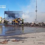 Efectivos de bomberos, en las labores de extinción de la planta de reciclaje de El Puerto