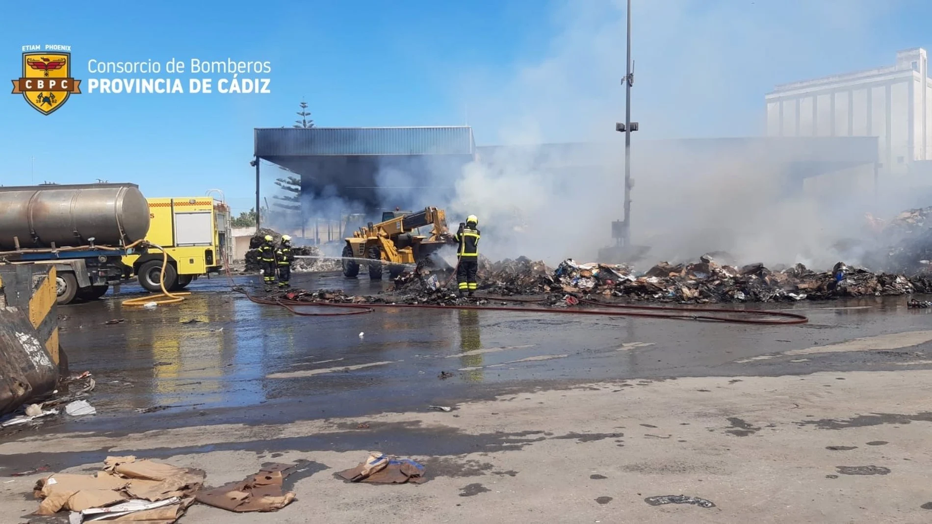 Efectivos de bomberos, en las labores de extinción de la planta de reciclaje de El Puerto