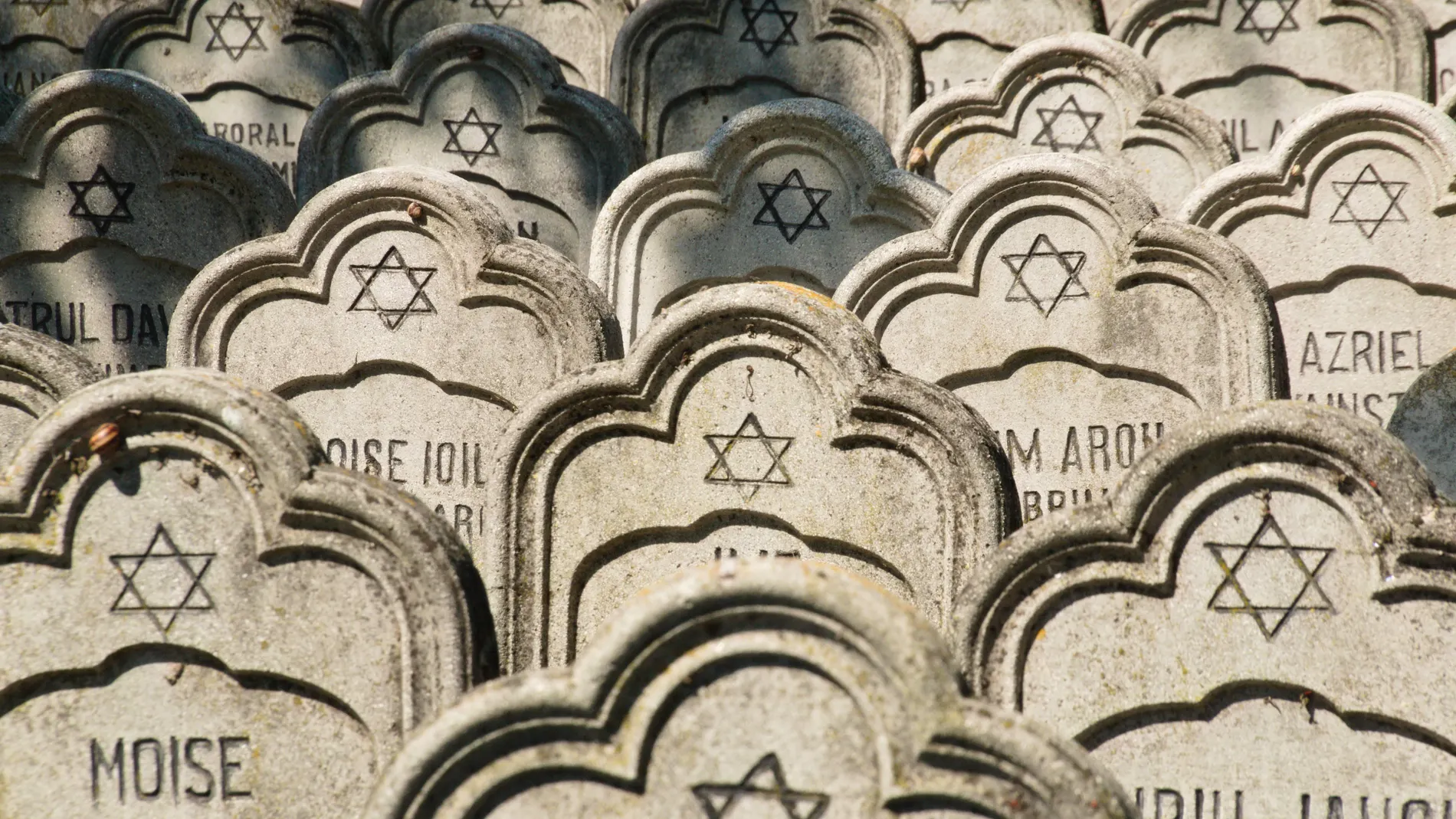 Vista de las lápidas de judíos rumanos que murieron combatiendo por Rumanía en la I Guerra Mundial, en el cementerio judío de Iasi