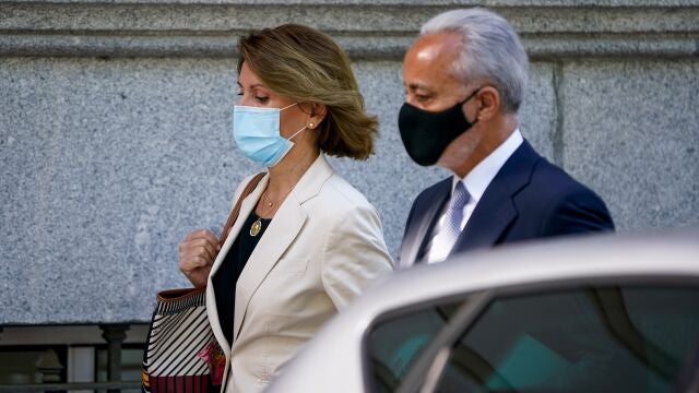 La ex secretaria general del PP María Dolores de Cospedal se dirige a la Audiencia Nacional para declarar en calidad de imputada ante el juez que investiga la 'Operación Kitchen' acompañada de su abogado Jesús Santos