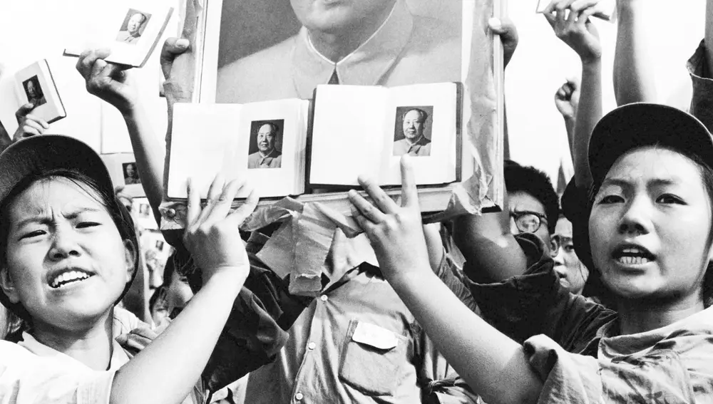 Mao no solo fue líder del Partido Comunista Chino, sino que se convirtió en un personaje de culto, como se ve en esta foto de 1966 donde os chinos muestran el carné de miembro del partido