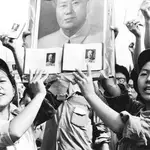 Mao no solo fue líder del Partido Comunista Chino, sino que se convirtió en un personaje de culto, como se ve en esta foto de 1966 donde os chinos muestran el carné de miembro del partido
