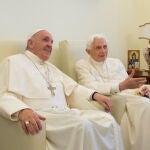El Papa Francisco y su predecesor Benedicto XVI