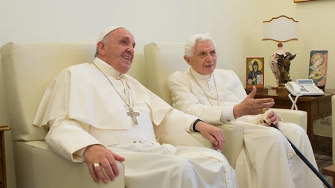 El Papa Francisco y su predecesor Benedicto XVI
