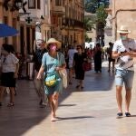 Unos turistas con mascarillas pasean por el casco histórico de Ciutadella, Menorca