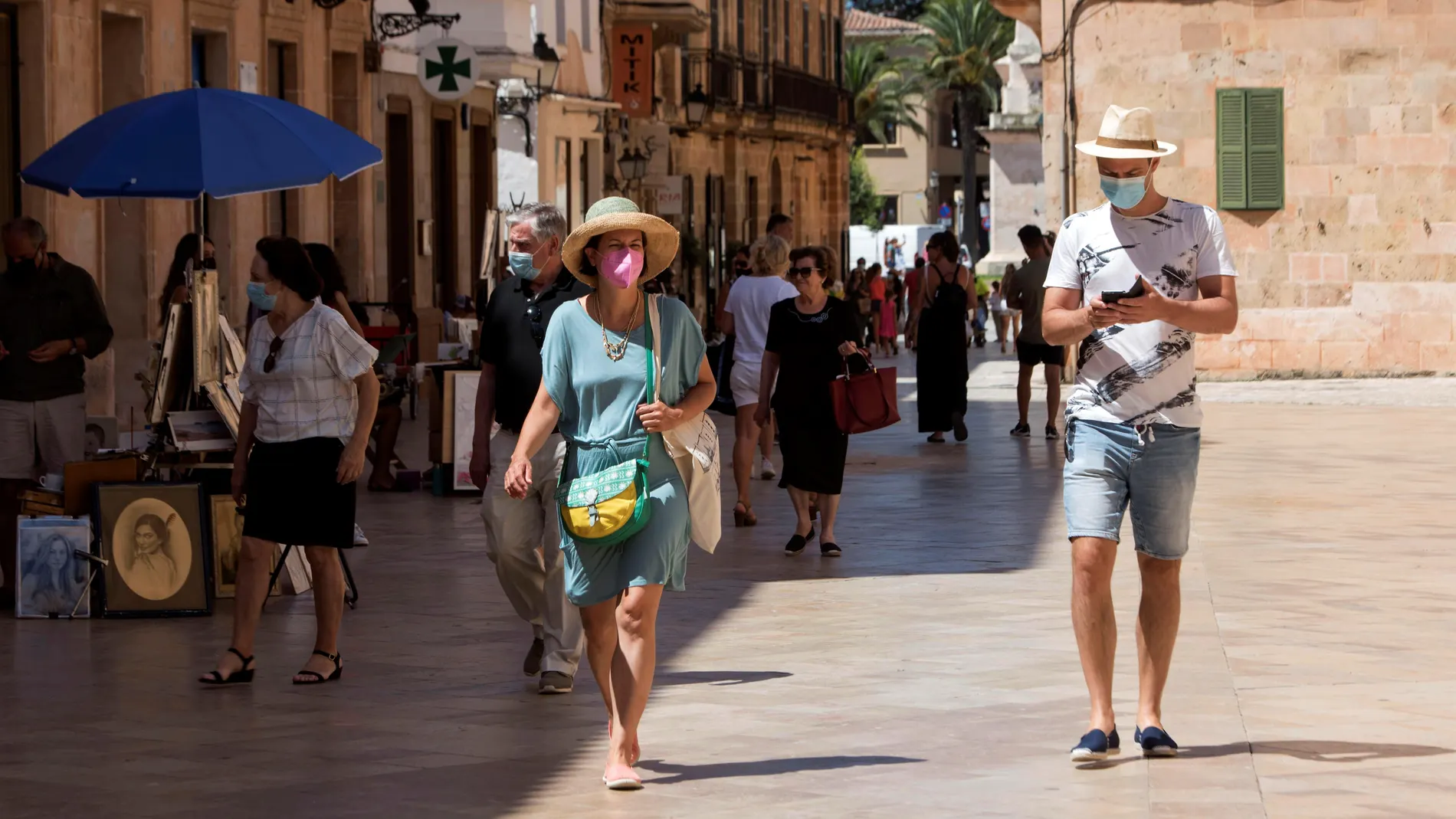 Unos turistas con mascarillas pasean por el casco histórico de Ciutadella, Menorca