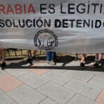Varias personas sostienen una pancarta frente a los Juzgados de Plaza Castilla durante una concentración en apoyo y solidaridad con las personas detenidas en Sol en una manifestación a favor de la excarcelación de Pablo Hasel, a 30 de junio de 2021, en Madrid. Óscar Cañas / Europa Press