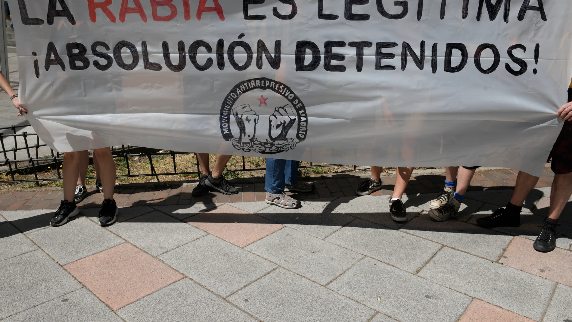 Varias personas sostienen una pancarta frente a los Juzgados de Plaza Castilla durante una concentración en apoyo y solidaridad con las personas detenidas en Sol en una manifestación a favor de la excarcelación de Pablo Hasel, a 30 de junio de 2021, en Madrid. Óscar Cañas / Europa Press