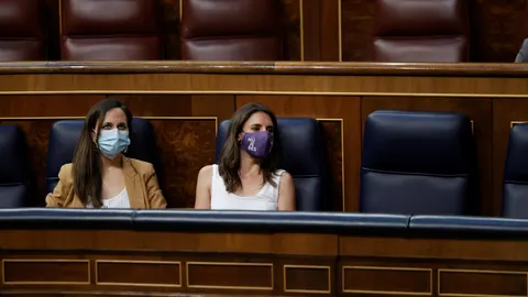 GRAF1300. MADRID, 30/06/2021.- La ministra de Derechos Sociales y Agenda 2030, Ione Belarra (i) y la ministra de Igualdad, Irene Montero (d) durante el pleno del Congreso