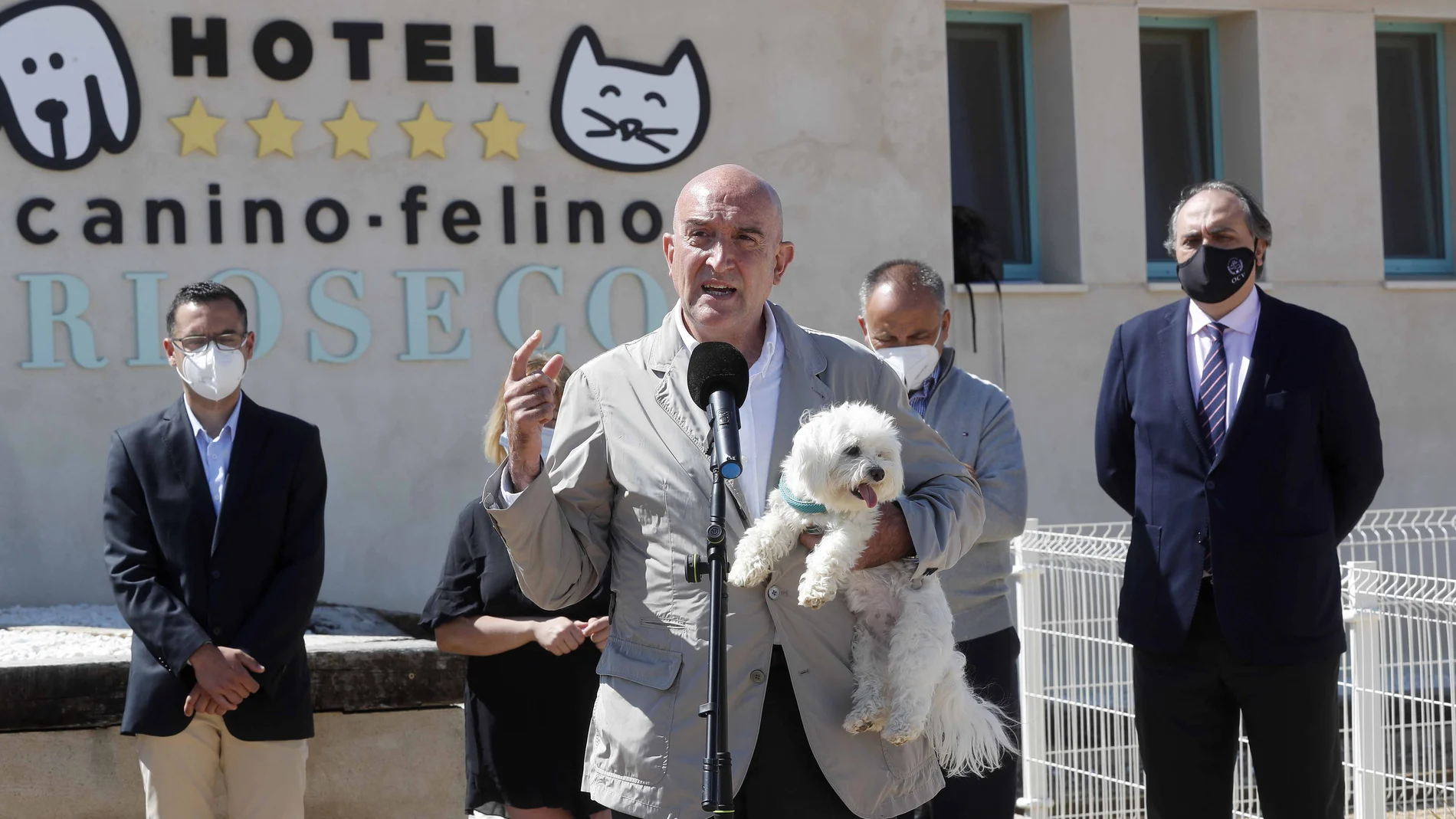 El consejero de Agricultura, Ganadería y Desarrollo Rural, Jesús Julio Carnero, presenta la campaña "Más que Mascotas"