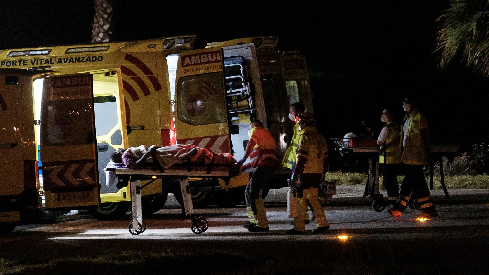 Rozando las 0.00 horas llegó un helicóptero del servicio de búsqueda y rescate (SAR) del Ejército del Aire al helipuerto del Hospital Doctor Negrín de Las Palmas de Gran Canaria, con tres de los ocupantes de la patera