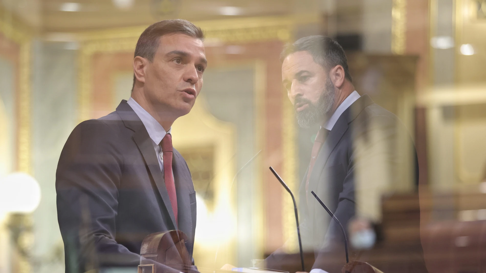 Montaje del presidente del Gobierno, Pedro Sánchez, y el líder de Vox, Santiago Abascal, en una sesión de control al Gobierno