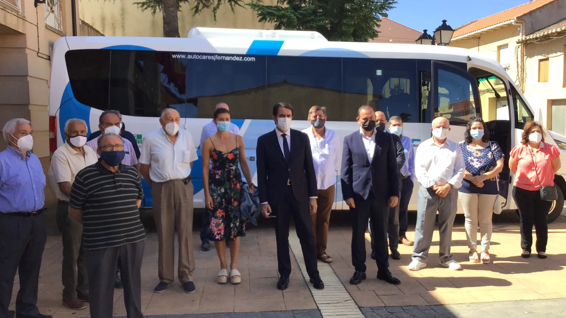 El consejero de Fomento y Medio Ambiente, Juan Carlos Suárez-Quiñones, presenta, junto al presidente de la Diputación de Zamora, Francisco José Requejo, en la localidad zamorana de Santibáñez de Vidriales el Bono Rural de Transporte Gratuito