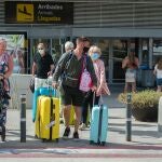 Pasajeros procedentes de un vuelo con origen Gran Bretaña salen del Aeropuerto de Ibiza
