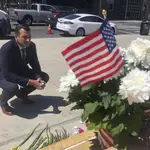 El alcalde de San José, Sam Liccardo, se detiene para ver un memorial improvisado para las víctimas del tiroteo frente al Ayuntamiento