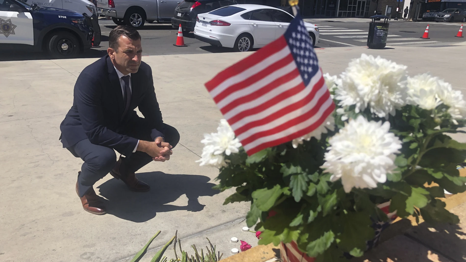 El alcalde de San José, Sam Liccardo, se detiene para ver un memorial improvisado para las víctimas del tiroteo frente al Ayuntamiento